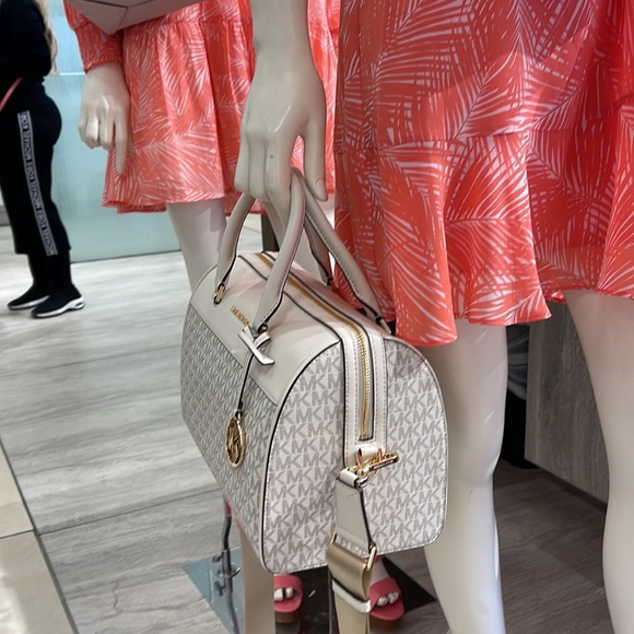 Michael Kors med Duffel Travel - Leather/Coated
35S2GTFU2B
Light Cream Multi
NWT - Picture 13 of 16